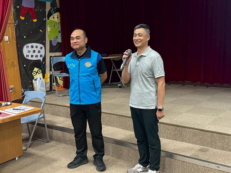 張惠翔校安教官(右)介紹本次講師宏國德霖科技大學校安中心劉芳主任(左),歡迎蒞校宣導。