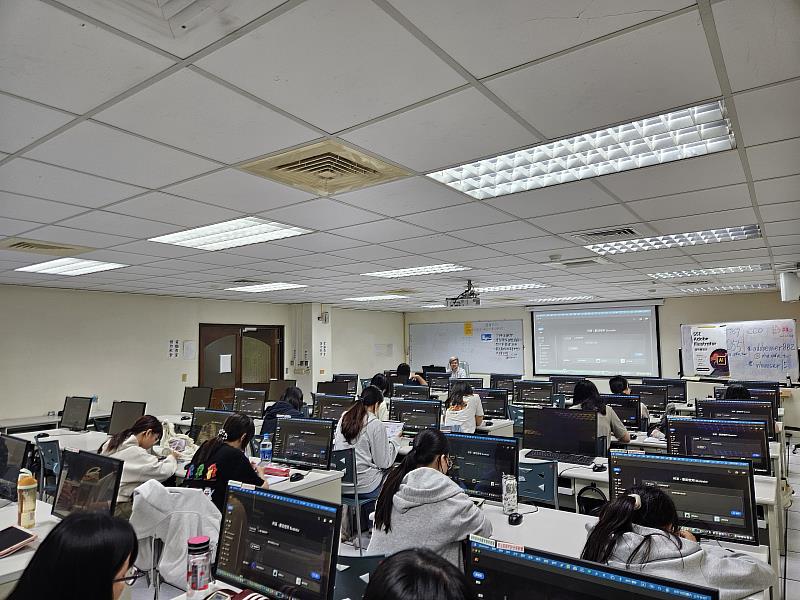 南華大學產設系開設「SSE Adobe Illustrator CC國際證照輔導班」，24位學生全數通過國際認證。