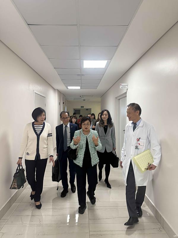 徐佳青偕訪問團參觀醫療設備及環境設施。