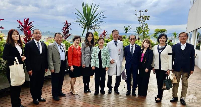 徐佳青偕訪問團參觀醫院的綠能設施。