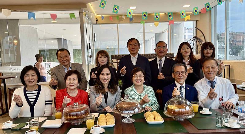 僑務委員會委員長徐佳青（前排右3）偕訪問團受到葉氏綜合醫院院長葉倫群偕夫人（前排右1、左1）的熱情歡迎。