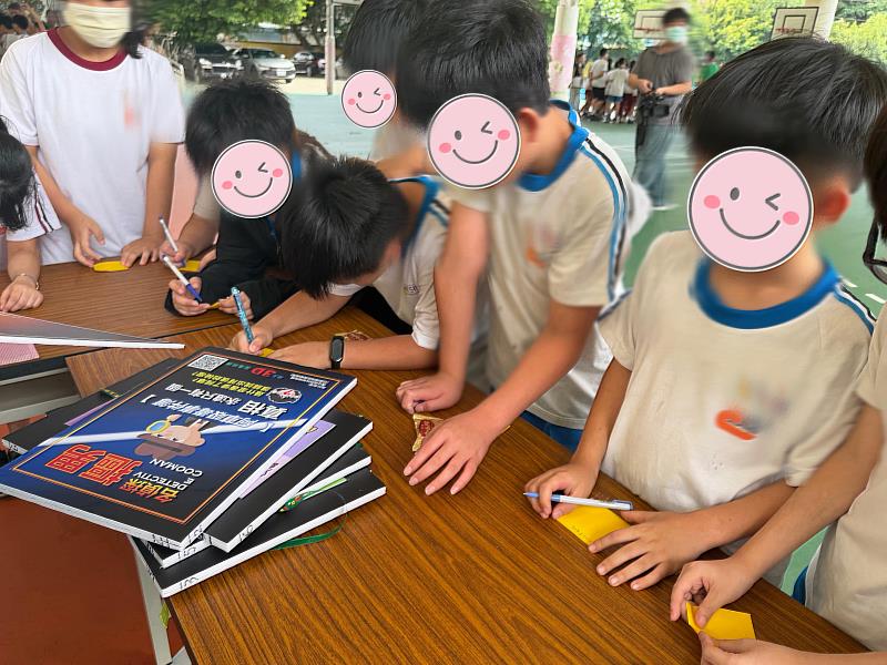 新北市推動校園反毒,透過寓教於樂的圖書及藥師引導,讓學子在互動中建立正確的自我防護意識。