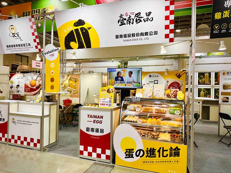 臺南蛋品於2026台北國際食品展打造「蛋の進化論」主題展位,從產銷履歷生鮮蛋品、明星新品「拾步町一口蛋白丁」,到循環經濟結晶「永續蛋殼筆」皆同場亮相。(資料來源:臺南蛋品)