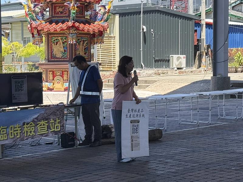 工作站同仁向參與民眾宣導臺灣林產品生產追溯系統。