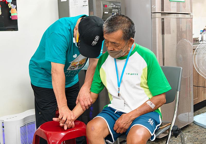 黃正德老師（左）為75歲楊伯伯進行義整，協助舒緩車禍後長期累積的不適感。