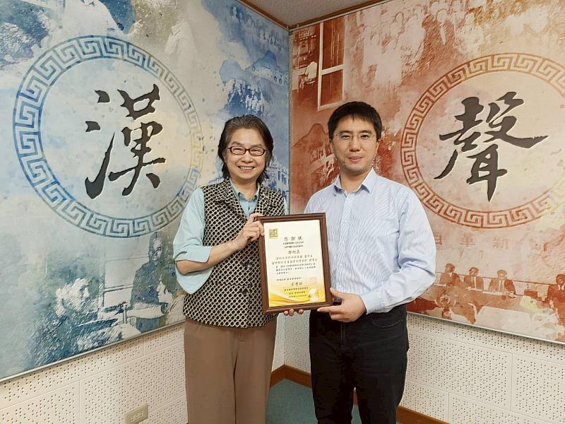 群景國際商務法律事務所所長蔡慧玲律師(左)頒贈廣播專訪感謝狀予萬旭浤資訊科技集團董事長暨執行長、台北數位資產協會會長鄭旭高(右)。