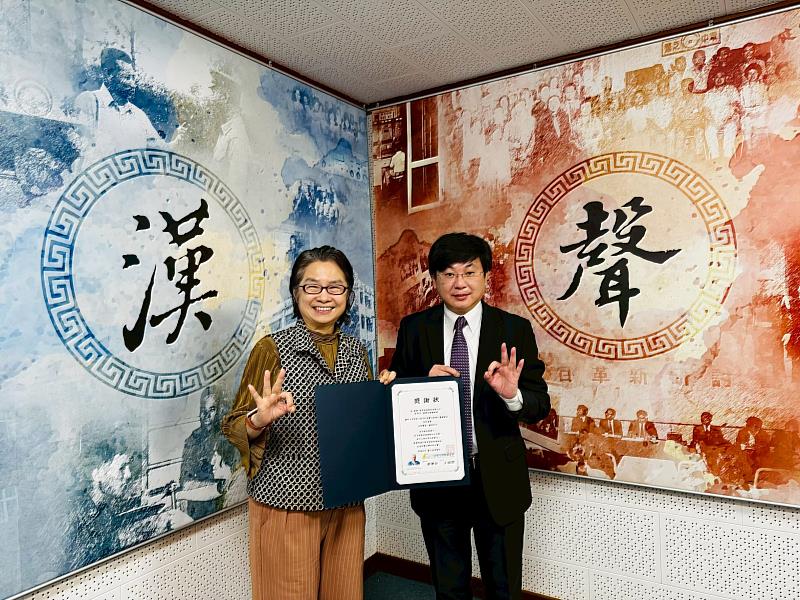 台灣尤努斯基金會董事長蔡慧玲(左)與華苓科技股份有限公司董事長兼總經理梁賓先(右)。