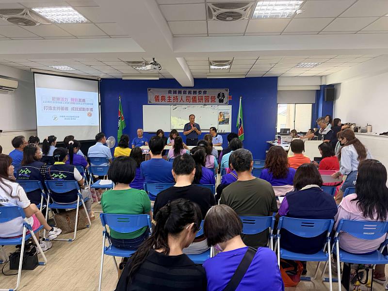 救國團嘉義團委會黃國芳主委致詞。