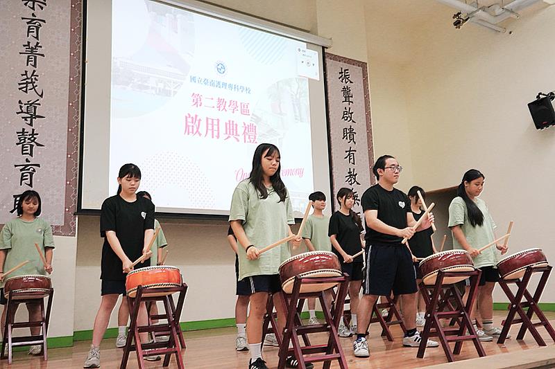 國立臺南護專學生精彩的太鼓表演。