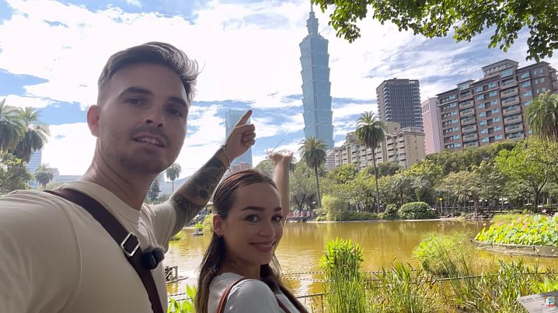 Lyly et Jay於國父紀念館翠亨亭遠望台北101大樓。(Vlog畫面截圖)