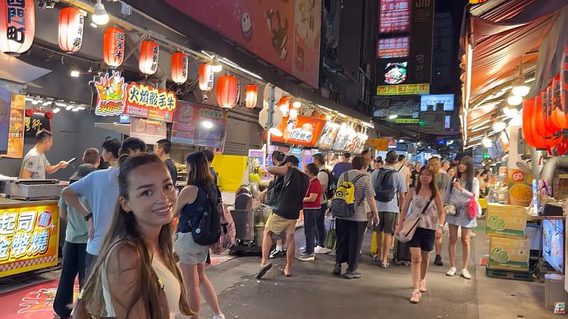 Lyly et Jay走訪西門町美食小吃街。(Vlog畫面截圖)