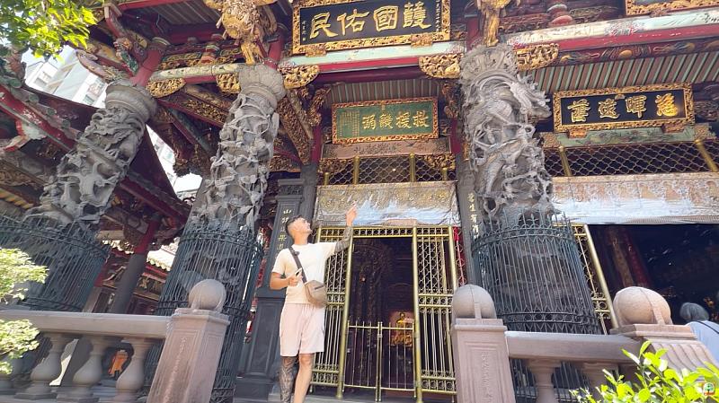 Lyly et Jay參觀萬華龍山寺。(Vlog畫面截圖)