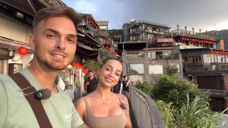 Lyly et Jay在九份山城的夕照餘暉。(Vlog畫面截圖)