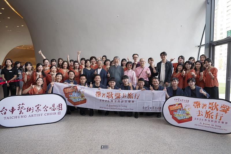 藝術總監暨指揮莊璧華率全體團員和行前音樂會與會詩人作曲家合影。