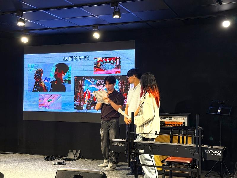 新加坡NYP學生登台進行階段交流成果簡報，分享沉浸式體驗的初步設計方向。