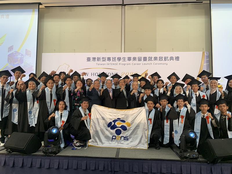 聖約翰科技大學171位印尼新型專班學子順利畢業,占全國畢業生逾3成,展現卓越的跨國育才成果。