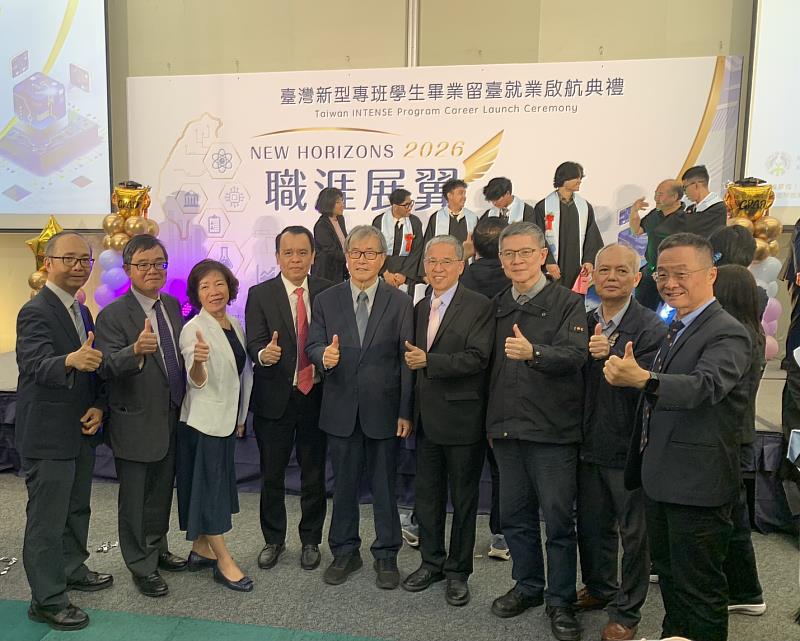 聖約翰科大校長唐彥博(前排右4)率領校內主管出席典禮,並與教育部長鄭英耀(前排左5)、技職司司長楊玉惠(左3)等各界貴賓合影。