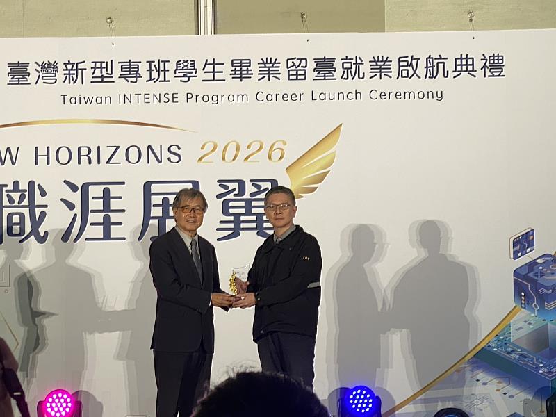校友企業亞翔工程招收最多印尼專班生並提供完善照顧,獲教育部頒發「育才夥伴獎」表揚。左為教育部長鄭英耀,右為亞翔工程永續長許書銘。