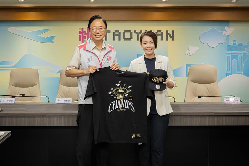 雙方互贈紀念禮品。