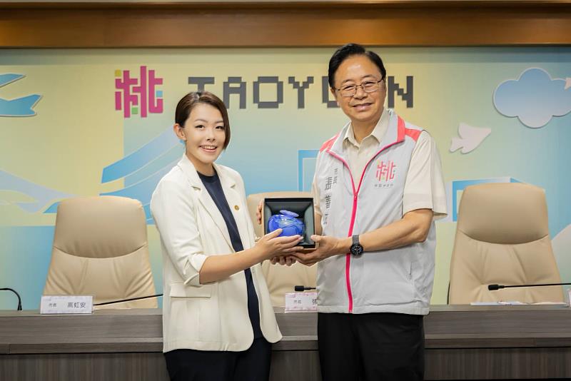 雙方互贈紀念禮品。