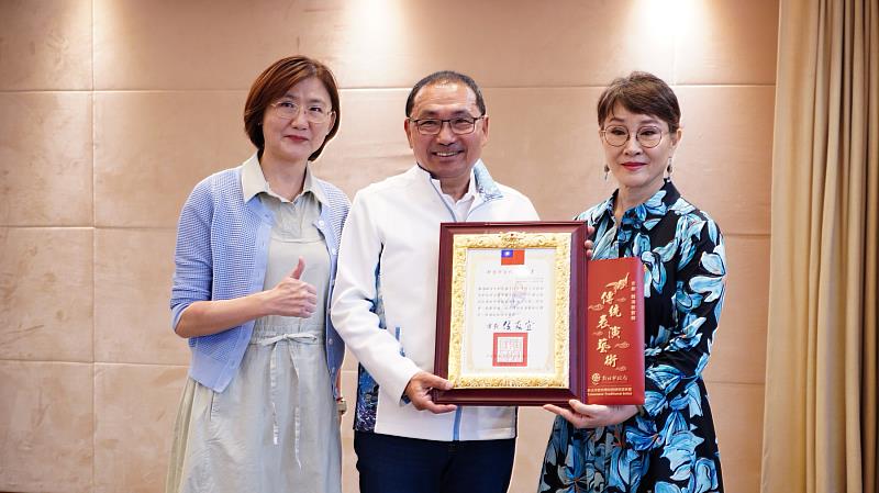 魏海敏藝師認定為新北市傳統表演藝術「京劇」保存者，市長侯友宜頒發證書及獎金，並與文化局長張䕒育共同肯定其成就與貢獻。