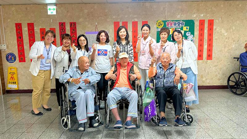 全聯慶祥基金會執行長張宜君（後排中）與全聯夥伴與臺北榮民總醫院新竹分院的醫護照護團隊及長輩們溫馨大合照，共同見證17年來攜手守護偏鄉長照的深厚情誼。