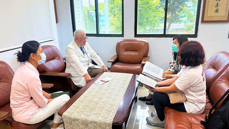 臺北榮民總醫院新竹分院院長陳曾基（左2）向全聯慶祥基金會執行長張宜君（右2）及全聯區組長（右1）分享醫院近況與第一線趣聞。