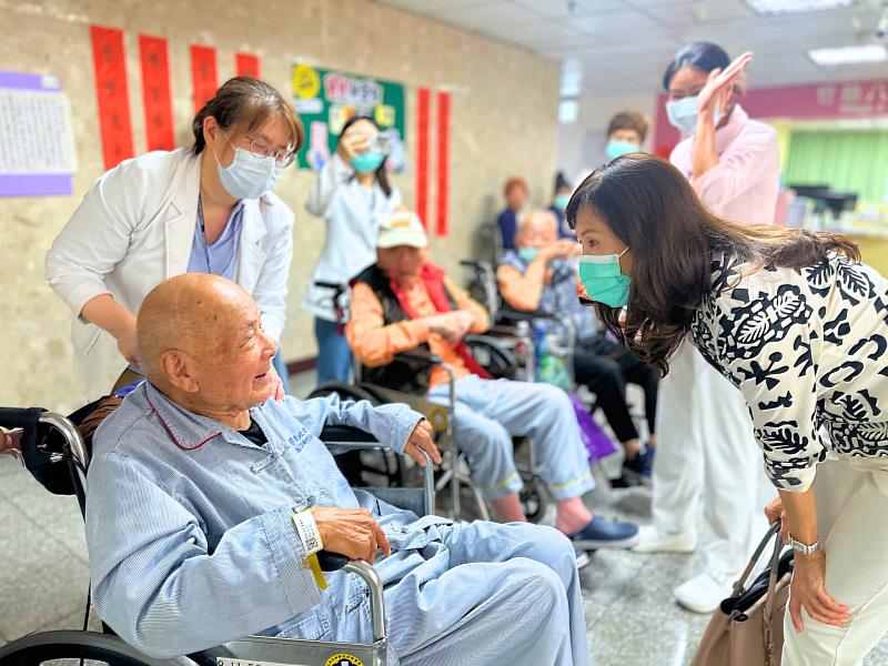 全聯慶祥基金會執行長張宜君（右）前往附設護理之家探視長照對象，現場交流氣氛溫馨、笑聲不斷。