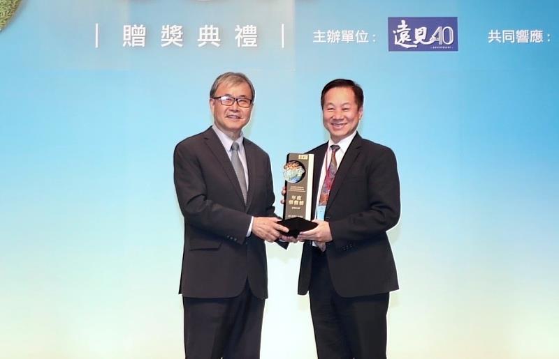 張國恩（右）指出國內排名僅次於台大、陽明交大並非偶然，事實上，在國內早已6度蟬聯十大永續典範，與台大、清大並列前3名，更榮登2026《遠見》USR「年度榮譽榜」的紀錄。
