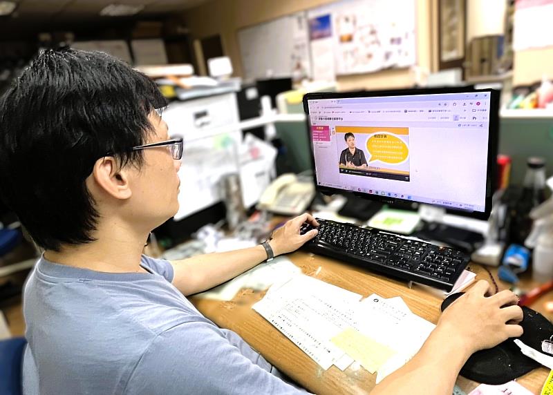減班休息勞工利用勞動力發展署數位服務平台參加線上課程,依實際訓練時數領取津貼。