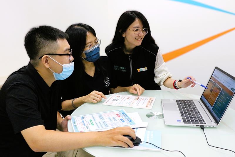 北分署輔導勞工取得相關課程資源與系統操作方式。