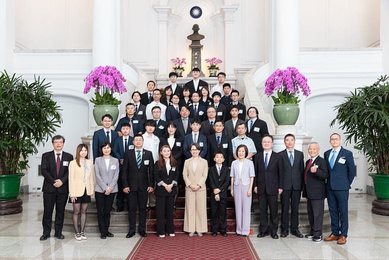 蕭美琴副總統接見城市科大發明展團隊。(總統府提供)