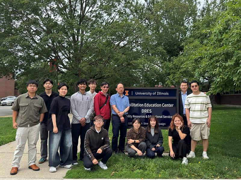 亞洲大學創意商品設計學系主任龍希文（右2）與伊利諾大學香檳分校Yih-Keun Jan（詹益坤）教授（右6）一同與參與商品設計的老師與學生於身心障礙資源與教育服務部門（Disability Resources and Educational Services, DRES）前合影。