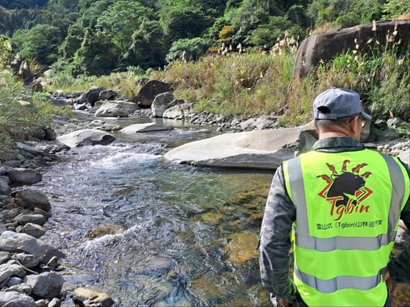 雪山坑溪護魚隊巡守。