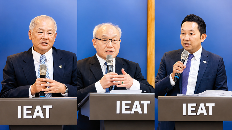 圖2:論壇開幕致詞。(由左至右:TABA理事長黃志鵬、IEAT秘書長黃文榮、外交部亞西及非洲司副司長陳詠博)