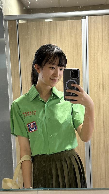 陳志筠穿制服拍畢業照。