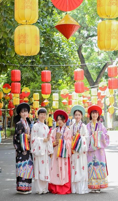歷屆參與海外實習計畫之實習生於河內市與企業導師合照。