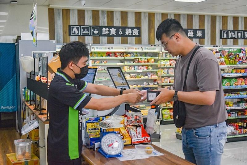 環保局結合全家超商推出回收加碼購物抵用金活動。