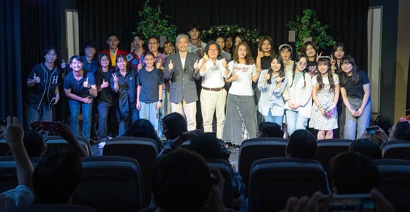 東海外文系舉辦2026畢業公演，帶來莎士比亞著名愛情喜劇《皆大歡喜》，並由系上的莎翁專家蔡奇璋教授（前排左6）指導。