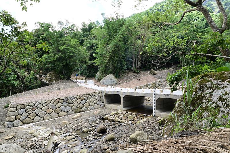 南山林道修復及周邊崩塌地整治二期工程融合工程防災與美學,兼顧山林安全、生態保育性及林木運輸功能。