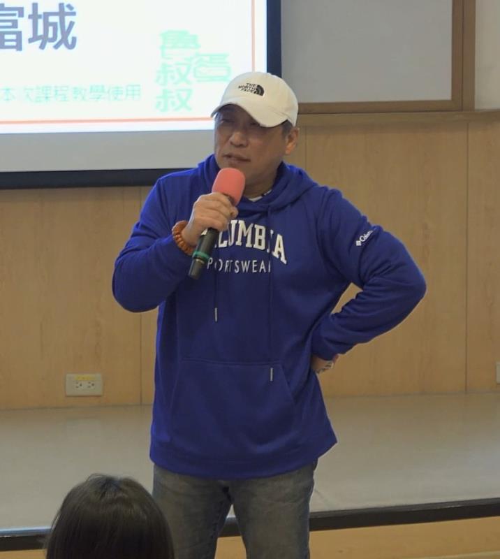 圖一、曹冀魯理事長演講。