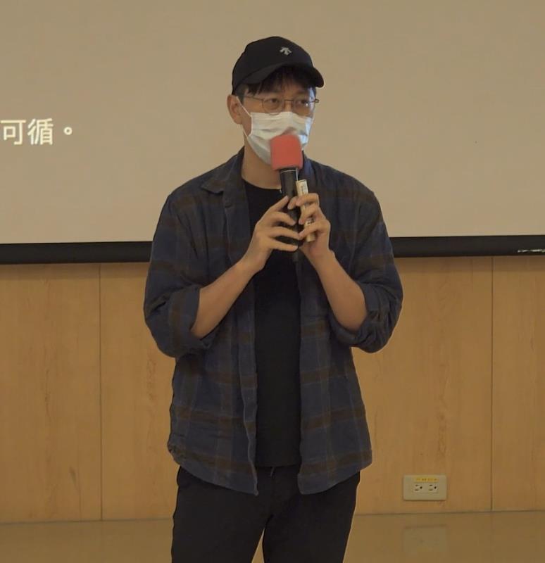 圖五、余宗翰老師演講。