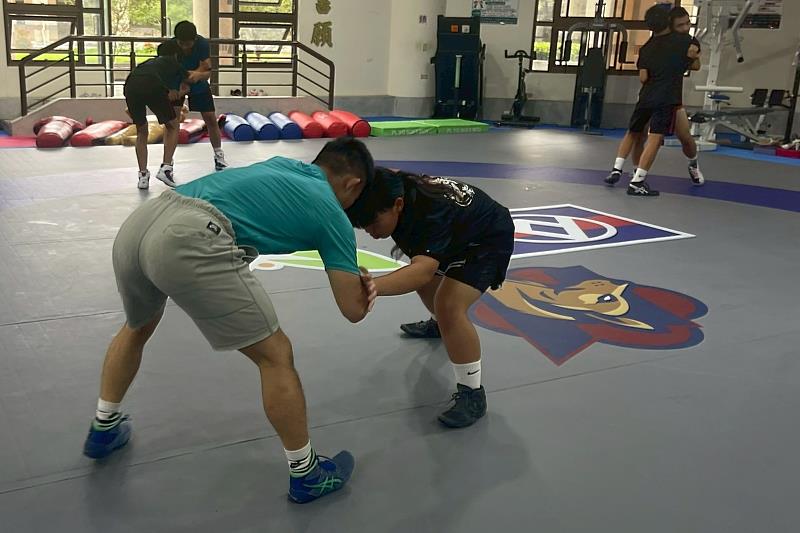 北梅國中角力隊教練帶領選手練習攻防技巧，提升學習品質與安全性。