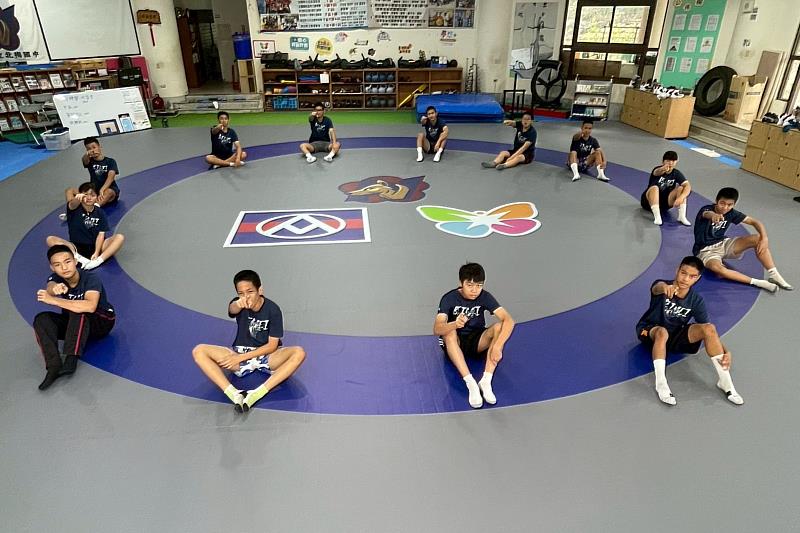 北梅國中角力隊選手於全新角力墊上合影，感謝全聯佩樺基金會挹注資源。