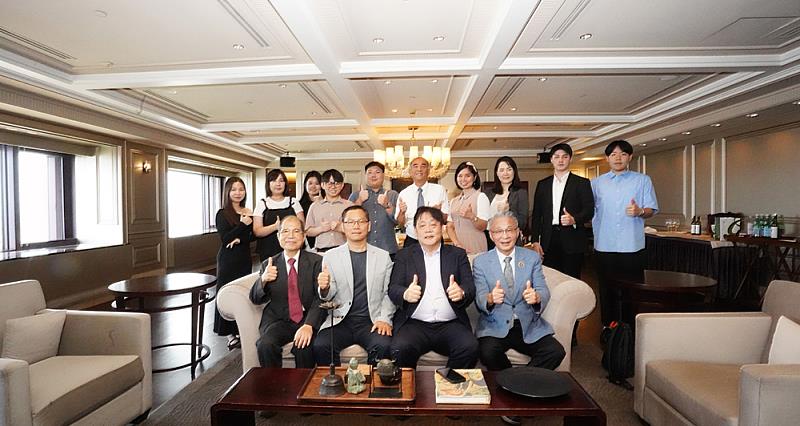 文化大學商學院首創「董事長有約」活動,參與學生皆為課堂表現優異、積極參與討論與學習的代表,透過與企業領袖面對面交流,鼓勵學生勇於追夢、拓展視野,為未來職涯發展累積能量。