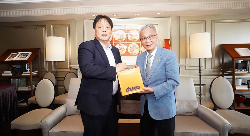 文化大學校長王子奇(左)致贈感謝禮予重威企業(JONNESWAY)創辦人暨董事長廖永源(右),感謝校友企業支持人才培育。廖永源也分享品牌經營與企業管理經驗,勉勵學生培養國際視野、跨域能力與創新思維,迎接產業變革挑戰。