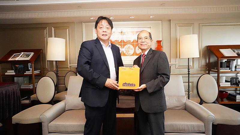 文化大學校長王子奇（左）致贈感謝禮予安口食品機械董事長歐陽禹（右），感謝企業支持人才培育。歐陽禹以企業布局全球市場的實務經驗勉勵學生強化語言能力、掌握國際趨勢，培養跨文化溝通能力與全球移動力，拓展國際視野。