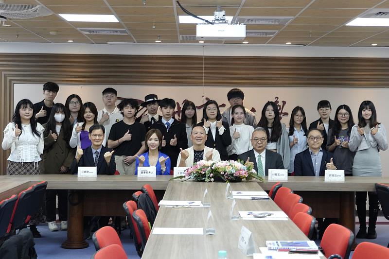 世新大學「欣希望助學金」頒獎典禮見證善舉長久陪伴學生。（世新大學提供）