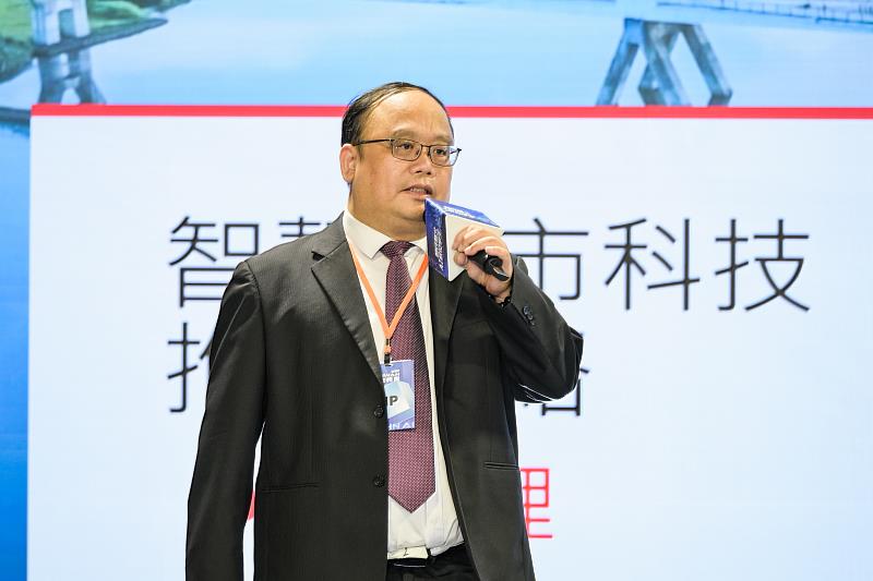 新北市政府資訊中心主任陳富添於論壇中深入剖析新北市「AI雙機房備援」與「數位孿生」的前瞻規劃，展現推動智慧治理與建構韌性城市的堅定決心。