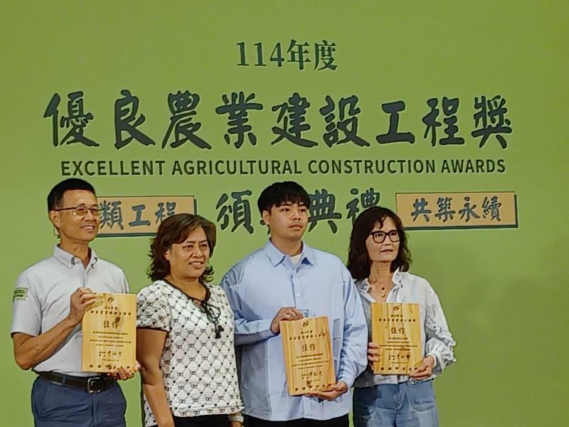 本件工程主辦單位、設計監造單位、施工廠商三方合照。